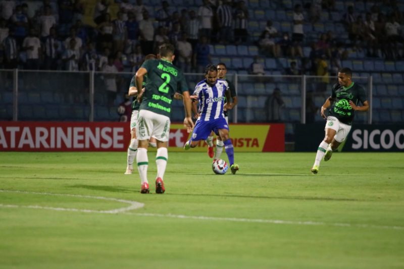 Louren&ccedil;o (centro da imagem) n&atilde;o conseguiu levar o Ava&iacute; a frente – Foto: Frederico Tadeu/Ava&iacute; F.C