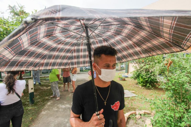 O baiano Charles levou a sombrinha por causa da chuva, mas usou para se proteger foi do sol – Foto: Leo Munhoz/ND