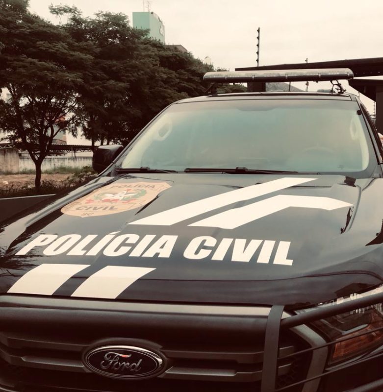 Viatura da Polícia Civil, com destaque para parte dianteira do carro