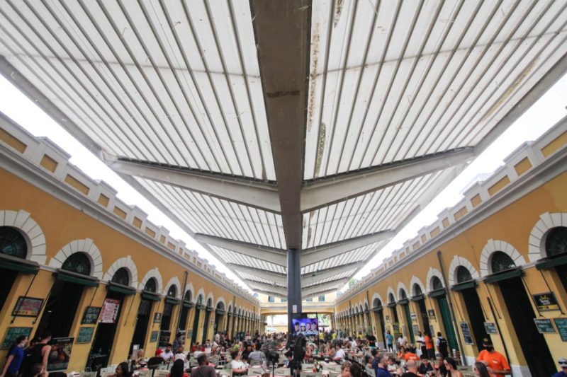 Abraham montava uma barraca ao lado do Mercado P&uacute;blico para a venda de produtos artesanais – Foto: Leo Munhoz/ND