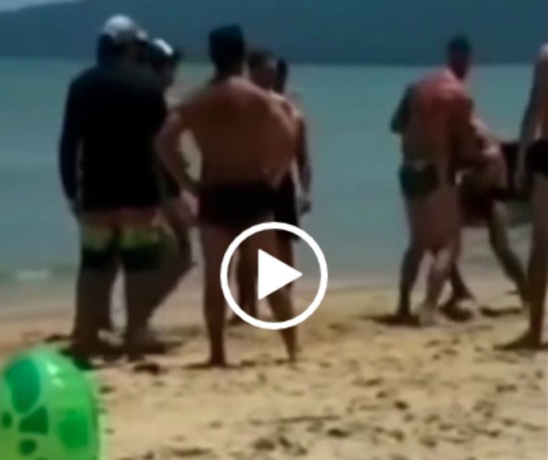 Confus&atilde;o come&ccedil;ou com piloto que “estacionou” lancha em plena praia, no meio dos banhistas – Foto: Reprodu&ccedil;&atilde;o/Internet/ND