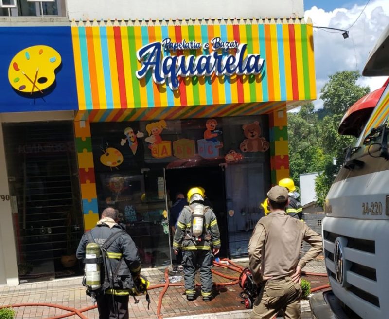 Inc&ecirc;ndio mobilizou equipes do Corpo de Bombeiros e PM – Foto: Corpo de Bombeiros/ND