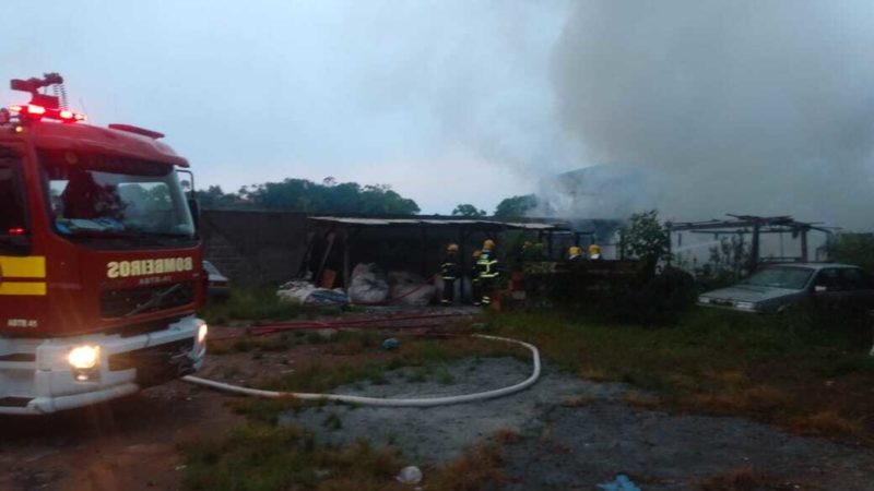 O inc&ecirc;ndio come&ccedil;ou por volta das 5h deste domingo, a ocorr&ecirc;ncia ser&aacute; investigada – Foto: Corpo de Bombeiros
