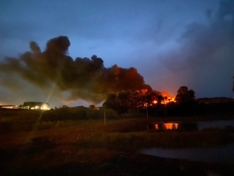 Foram atingidos tratores e outros equipamentos agr&iacute;colas que estavam no local – Foto: Corpo de Bombeiros/ND