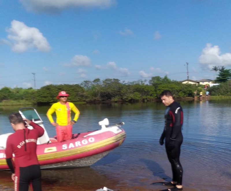 O corpo foi encontrado por volta das 7h de domingo, após 13 horas do afogamento 