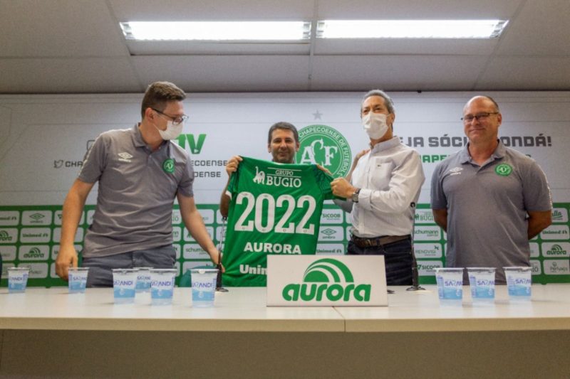 Aurora Alimentos e Chapecoense reafirmaram a parceria para 2022. – Foto: Cristian Madolgio/ACF