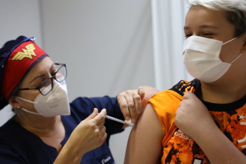 Especialista explica que vacina para crianças é segura e eficaz contra a Covid-19 