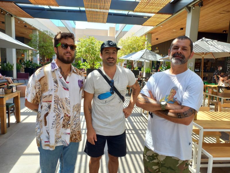 Danka, Thippan e Marcelo Barnero: Arte e surfe no sul da Ilha – Foto: JULIANO ZANOTELLI/DIVULGA&Ccedil;&Atilde;O/ND