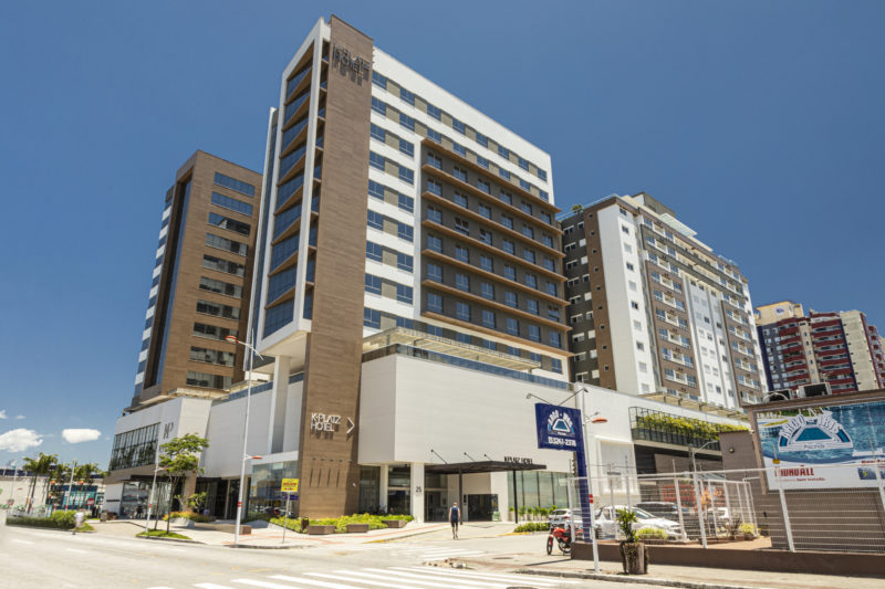 Experiência única em São José, com privilegiada vista do mar. O K-Platz Hotel está a 7km do centro de Florianópolis, no K-Platz Center &#8211; Foto: Dariane Luz