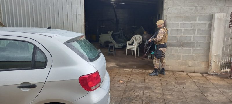 Atrav&eacute;s de den&uacute;ncia de um carro roubado, Pol&iacute;cia Militar identificou desmanche de ve&iacute;culos roubados – Foto: Pol&iacute;cia Militar/Reprodu&ccedil;&atilde;o