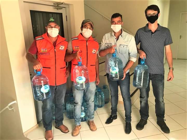 Defesa Civil realiza a entrega de kits de água potável no interior de Brunópolis &#8211; Foto: Defesa Civil/ND