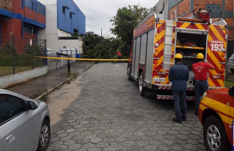 Devido &agrave;s fortes chuvas tamb&eacute;m foram constatados alagamentos pontuais em bairros da cidade que atingiram as unidades de sa&uacute;de dos bairros Cidade Nova, Rio Bonito, Itaipava e Espinheiros – Foto: Defesa Civil/Prefeitura de Itaja&iacute;/Divulga&ccedil;&atilde;o