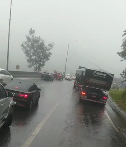 A rodovia est&aacute; bloqueada no sentido Santa Catarina – Foto: Reprodu&ccedil;&atilde;o Internet