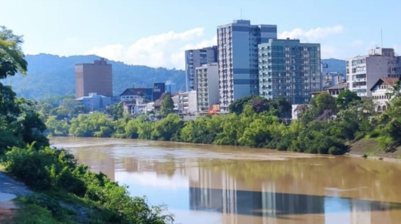 Rio Itajaí-Açu com a cidade de Blumenau ao fundo 