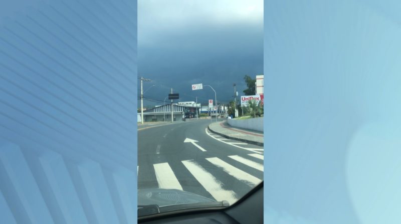 No bairro da Velha em Blumenau o tempo aparece fechado e com nuvens carregadas – Foto: Fabiano da Silva