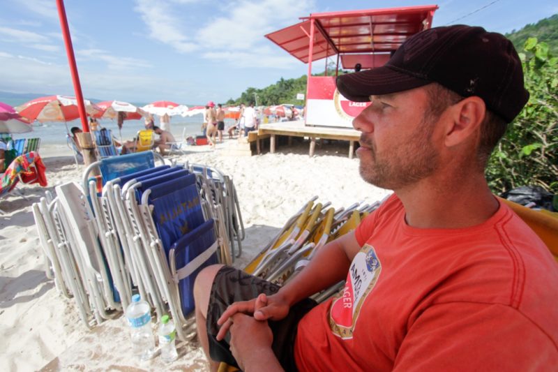 Diogo trabalha das 6h30 &agrave;s 19h na praia da Daniela – Foto: Leo Munhoz/ND