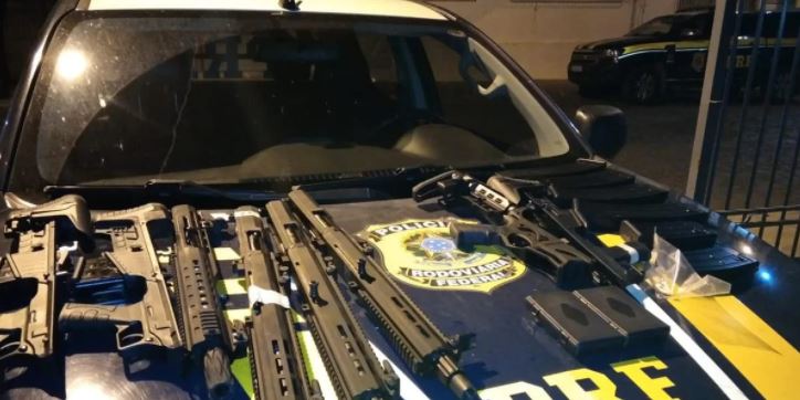 Quatro espingardas calibre 12 semiautom&aacute;ticas de fabrica&ccedil;&atilde;o turca e diversos carregadores foram apreendidos – Foto: Divulga&ccedil;&atilde;o/ND