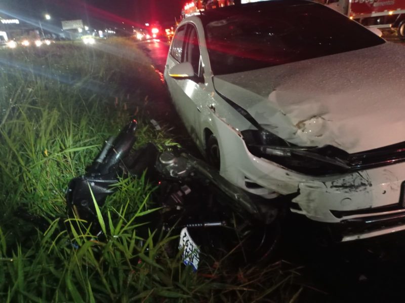 Motocicleta chegou a ficar presa debaixo do ve&iacute;culo – Foto: Divulga&ccedil;&atilde;o/PRF/ND