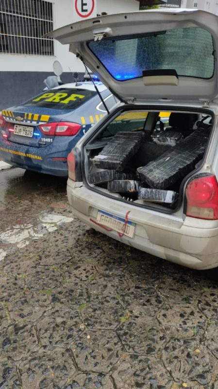 Policiais encontraram a droga ap&oacute;s sentirem um forte cheiro de maconha – Foto: Reprodu&ccedil;&atilde;o/PRF/ND