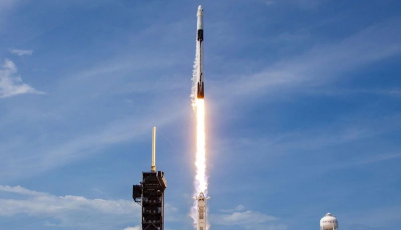 Foguete Falcon 9 durante lançamento ao espaço