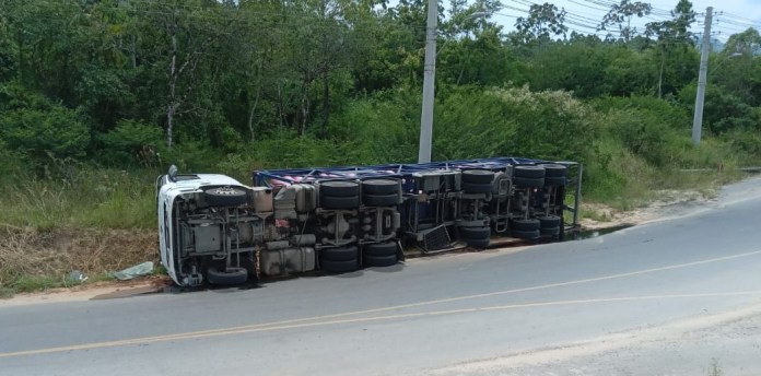 Pista permanece interditada no local do acidente, motoristas precisam desviar o trajeto por dentro de Indaial – Foto: Divulga&ccedil;&atilde;o/ND