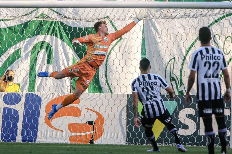 Já fora dos planos do Tricolor de Aço, o goleiro disputou o último Brasileirão pelo Juventude e ajudou na permanência da equipe do Rio Grande do Sul na elite do futebol nacional. – Foto: Fernando Alves/E.C Juventude/ND