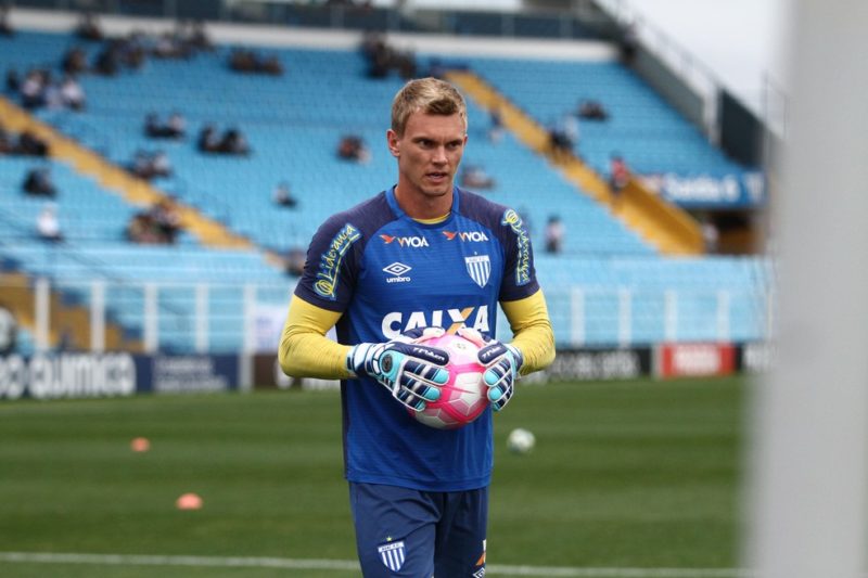 Mesmo sem a confirmação por parte do clube, o retorno do goleiro Douglas Friedrich está bem próximo de acontecer. O arqueiro foi um dos destaques da campanha do Leão da Ilha no Campeonato Brasileiro Série A de 2017 e chega por empréstimo junto ao Bahia até o fim do ano. – Foto: Jamira Furlani/Avaí/ND