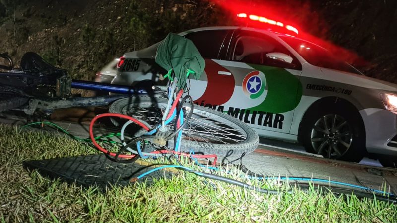 Homem foi preso em flagrante por furtar fia&ccedil;&atilde;o da avenida Panor&acirc;mica em Balne&aacute;rio Cambori&uacute; – Foto: Pol&iacute;cia Militar/Reprodu&ccedil;&atilde;o