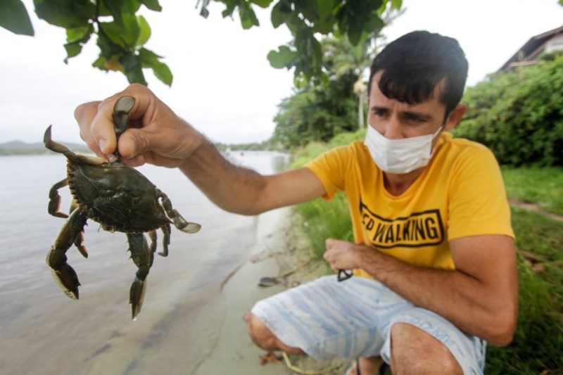 Pescador com animal morto na Lagoa da Conceição