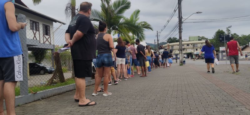 Unidades p&uacute;blicas de sa&uacute;de registram filas na manh&atilde; desta segunda-feira (17) em Blumenau – Foto: St&ecirc;v&atilde;o Limana/NDTV