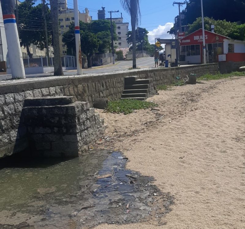 Extravasamento de esgoto em Coqueiros rendeu uma das multas aplicadas pelo munic&iacute;pio &agrave; Casan – Foto: Divulga&ccedil;&atilde;o/ND