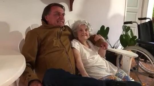 Bolsonaro visita idosa