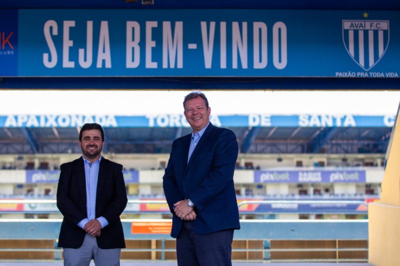J&uacute;lio C&eacute;sar e Bruno Comicholi assinam termo de posse do Ava&iacute; na manh&atilde; deste s&aacute;bado (1) – Foto: Fabiano Rateke /Ava&iacute; FC