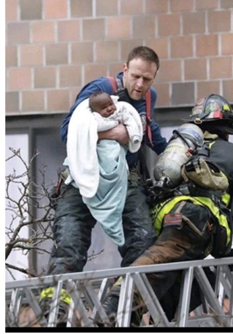 Bombeiro resgata beb&ecirc; – Foto: FDNY/Reprodu&ccedil;&atilde;o/ND