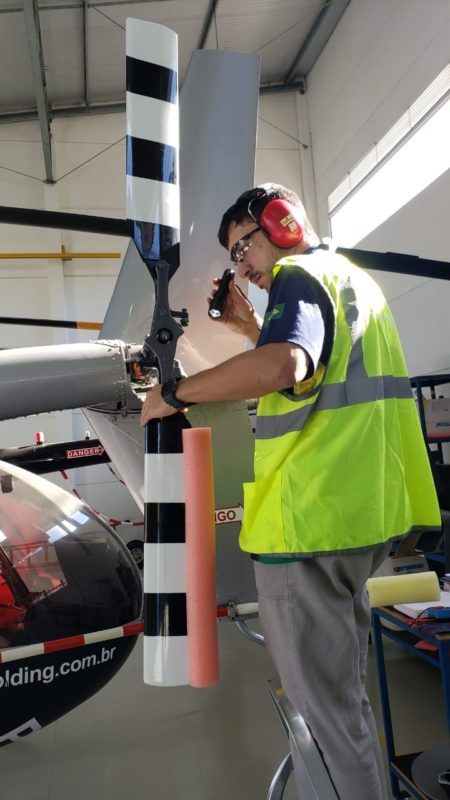 Vitor Borile inspeciona rotor de cauda de helic&oacute;ptero – Foto: Divulga&ccedil;&atilde;o/ND