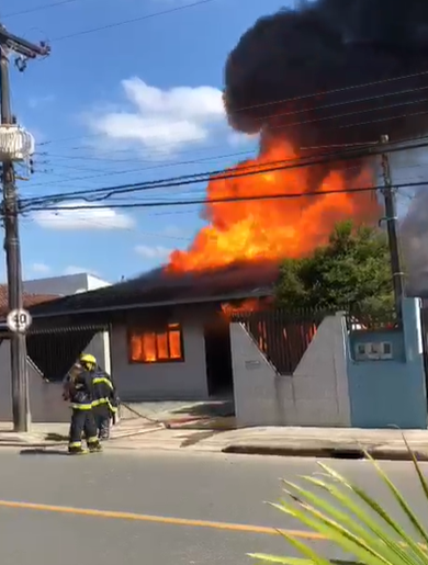Os bombeiros volunt&aacute;rios da cidade tentam apagar o inc&ecirc;ndio – Foto: Reprodu&ccedil;&atilde;o V&iacute;deo