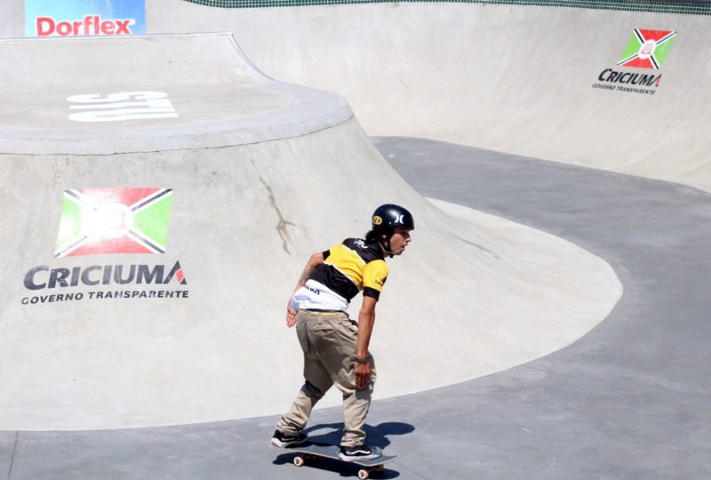 Skatista ganhou a camisa de um torcedor. – Foto: Foto Jhulian Pereira (2)