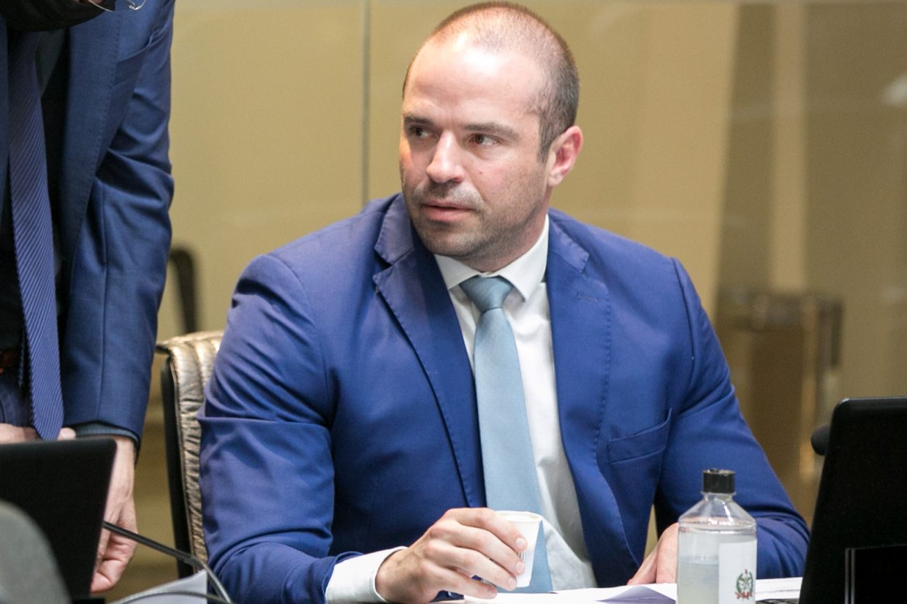 Pedido de Jessé Lopes é aprovado e proibição de nudismo volta a tramitar na Alesc