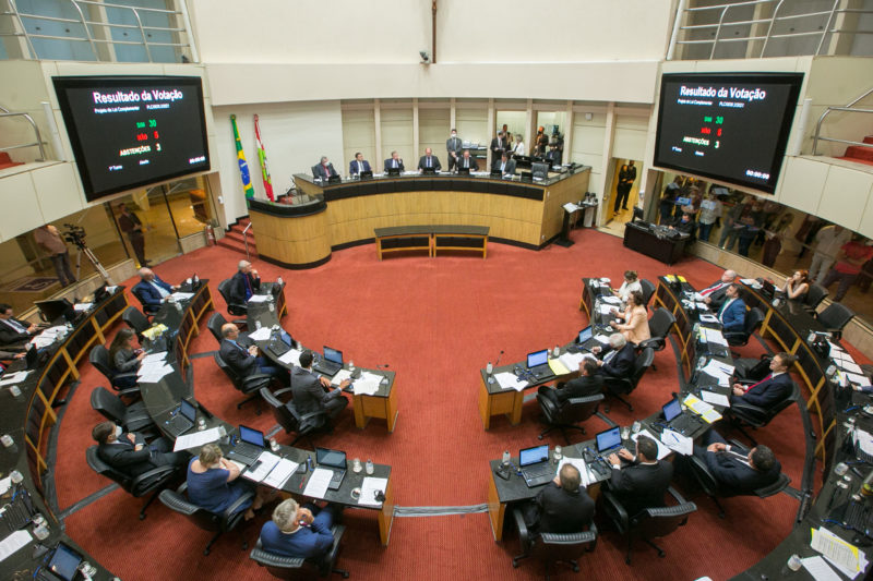 Deputados estaduais em plenário na última sessão de 2021 &#8211; Foto: Rodolfo Espínola/Divulgação/ND