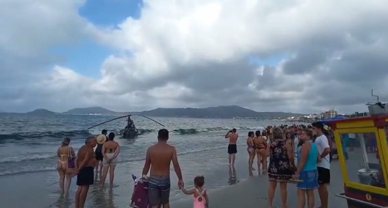 Queda de helicóptero deixou três vítimas na praia de Canasvieiras, em Florianópolis &#8211; Foto: GMF/Divulgação/ND