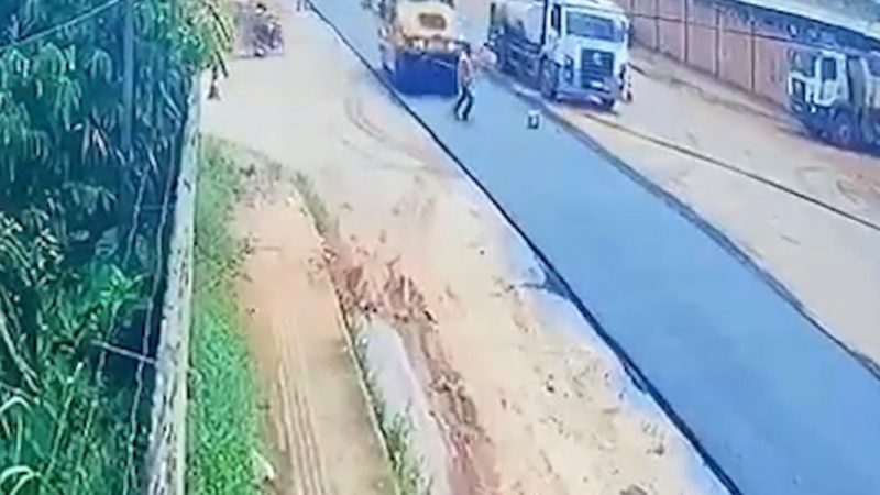 Homem foi atropelado por rolo compressor em Rond&ocirc;nia – Foto: Reprodu&ccedil;&atilde;o/C&acirc;mera de seguran&ccedil;a