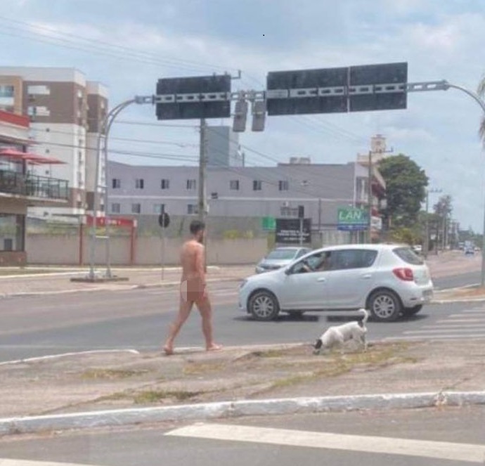 Homem anda nu pela Avenida Centenário e é flagrado por moradores &#8211; Foto: Reprodução/ND