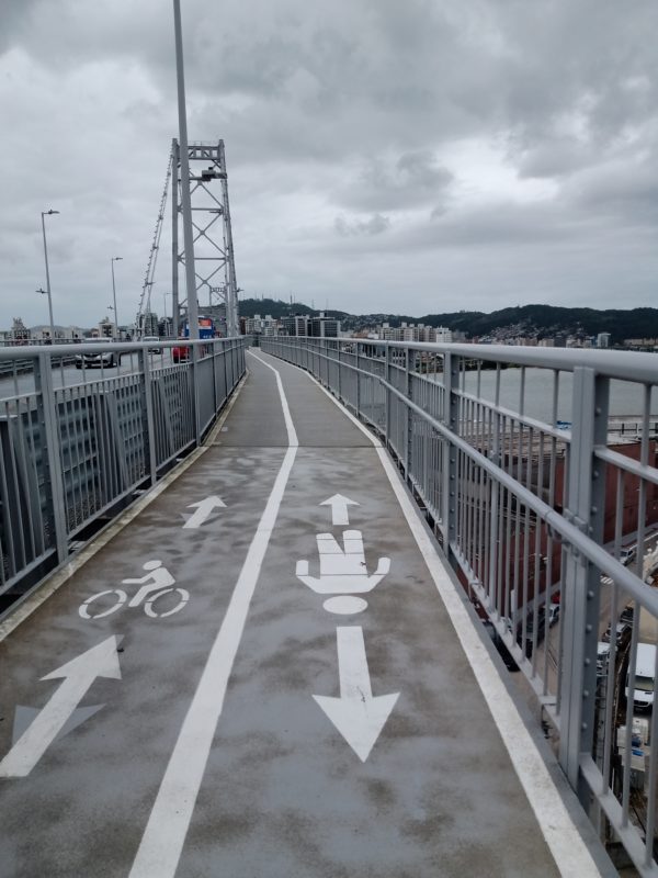 Passarela para pedestres e ciclistas da ponte Herc&iacute;lio Luz – Foto: F&aacute;bio Gadotti/ND