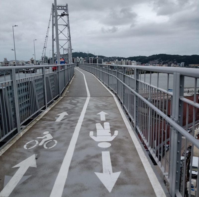 Ponte Herc&iacute;lio Luz n&atilde;o contempla, nem na via principal nem na passarela para pedestres e ciclistas, a passagem de motociclistas – Foto: F&aacute;bio Gadotti/ND