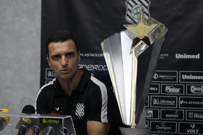 Júnior Rocha após conquista do troféu da Recopa Catarinense &#8211; Foto: Patrick Floriani/FFC/ND