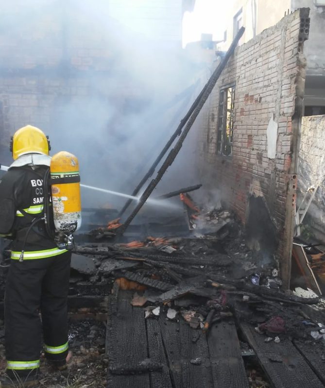 Casa de Lages teve estrutura comprometida pelo fogo