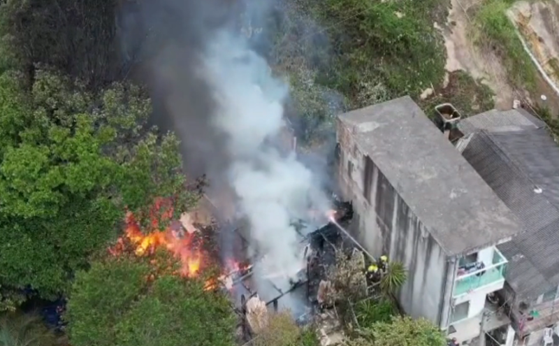 Inc&ecirc;ndio no bairro Trindade, pr&oacute;ximo ao Morro da Cruz – Foto: Reprodu&ccedil;&atilde;o/ND