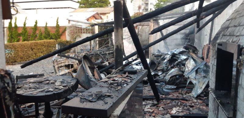 Inc&ecirc;ndio atingiu parte de casa e consumiu garagem onde estava a Kombi – Foto: Corpo de Bombeiros Militar/Divulga&ccedil;&atilde;o