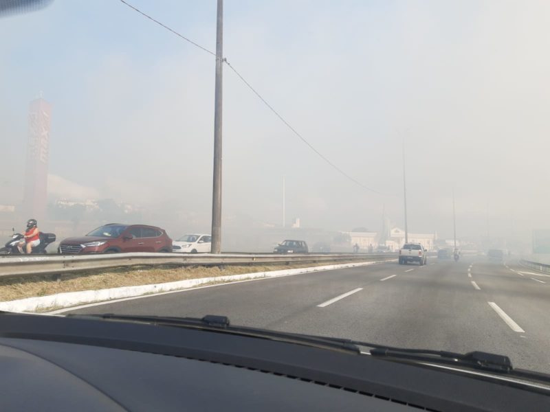 Incêndio prejudica visibilidade de motoristas que passam pelo local na tarde desta segunda-feira (24) &#8211; Foto: Marina Simões/ND