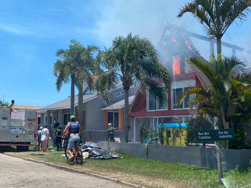 O fogo alastrou-se rapidamente e o combate foi difícil para os bombeiros militares &#8211; Foto: Lucas Borges/Divulgação/ND